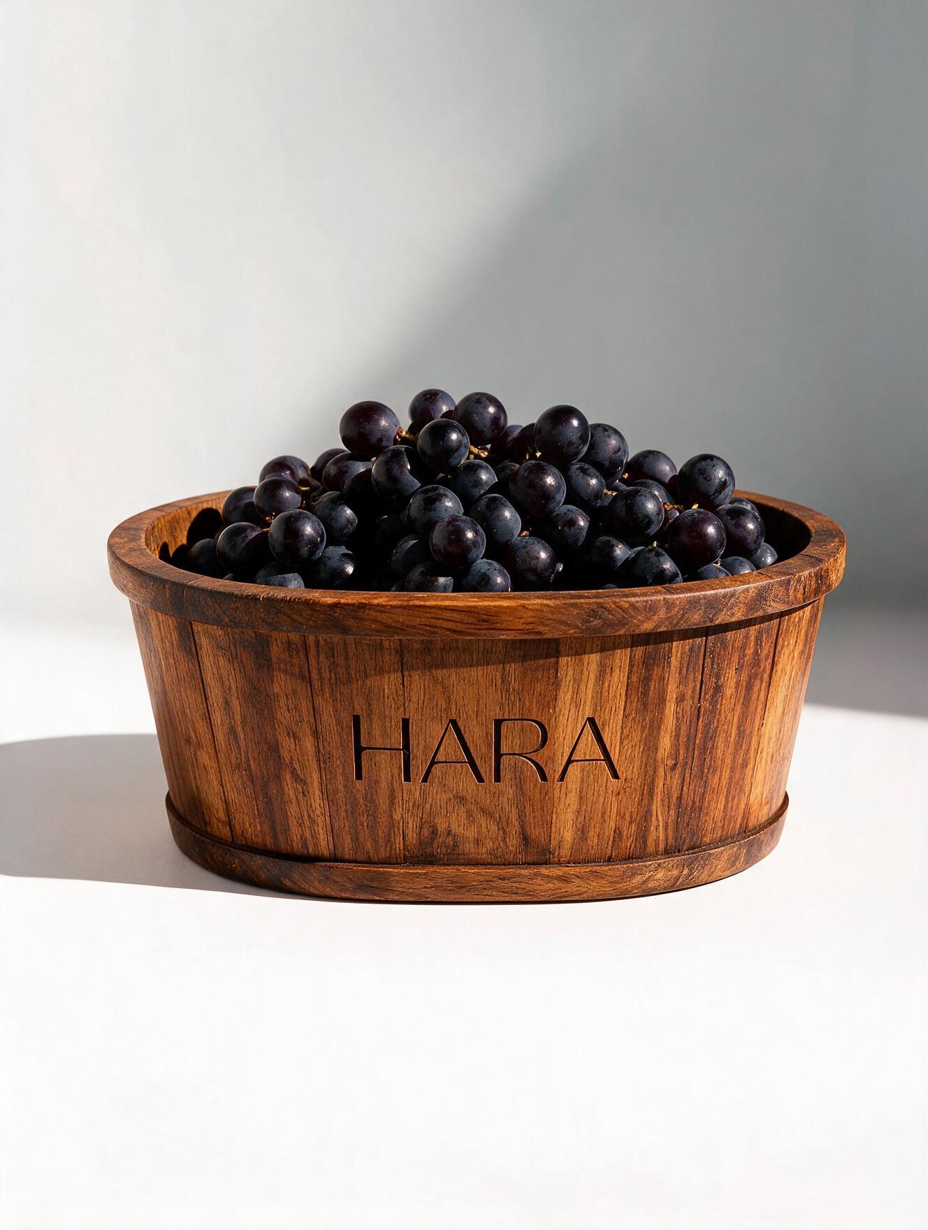 Cesto rústico com uvas colhidas